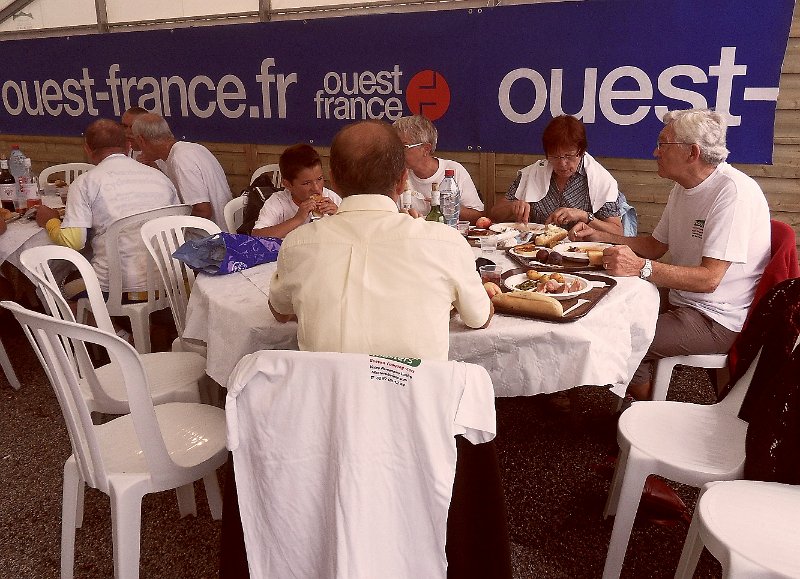 2011-08-26 14 Rando Plouay Tous a table.jpg